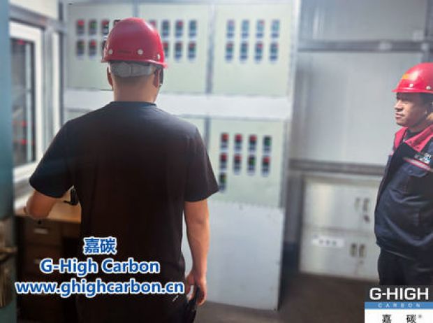 現(xiàn)場負(fù)責(zé)人嚴(yán)謹(jǐn)把關(guān)，確保生產(chǎn)高效安全