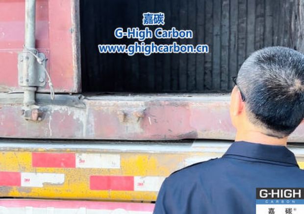 嘉碳裝車(chē)人員嚴(yán)格把關(guān)，確保車(chē)輛安全入廠