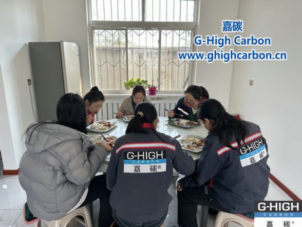 深秋暖陽(yáng)下，鐵鍋燉傳遞溫情與力量